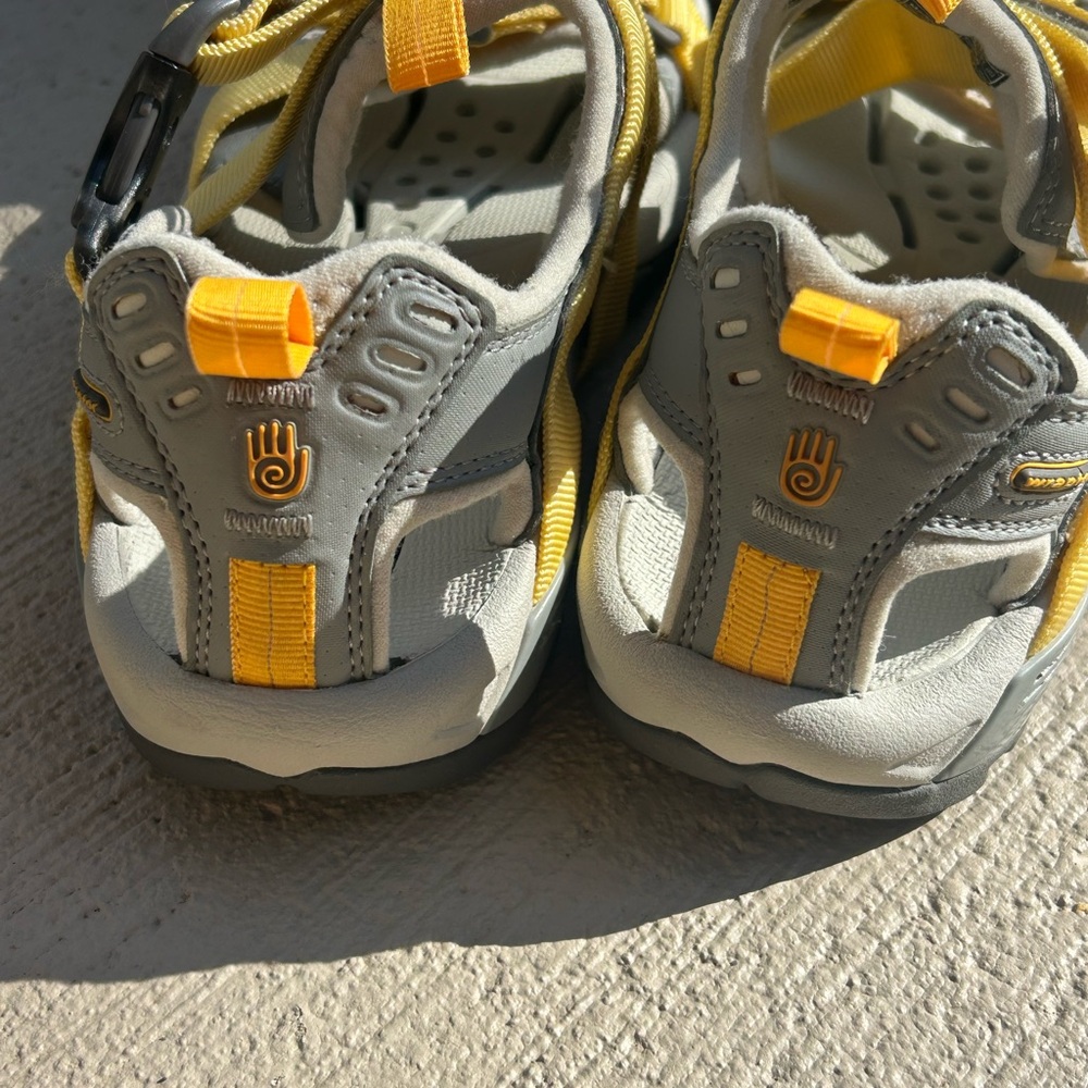 Teva Yellow and Gray Women's Sandals like new. Sz 5 Karnali - Picture 3 of 4
